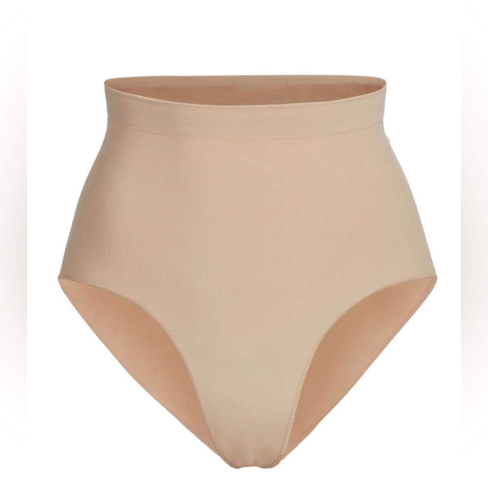 SKIMS Underwear
SCULPTING MID WAIST BRIEF